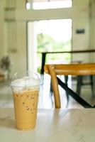 verre de café cappuccino glacé sur table photo