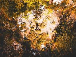 vue de haut en bas silhouette d'un couple debout au milieu du champ en forme de coeur avec des ordures autour. concept dramatique de la pollution et des générations futures. aimer la nature et le concept humain photo