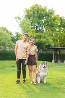 couple asiatique amour avec chien photo