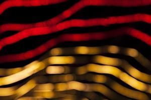 effets de lumière bokeh abstrait dfocus rouge doré sur la texture de fond noir de nuit photo
