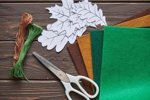 instructions étape par étape pour les feuilles de feutre décoratives. artisanat d'automne pour la créativité avec les enfants photo