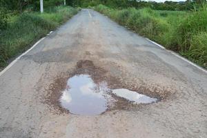 la surface d'asphalte de la rue a été démolie en raison d'une mauvaise construction. photo