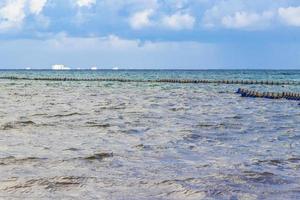 vue panoramique sur le paysage tropical sur le paysage urbain de l'île de cozumel au mexique. photo