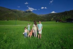 mère de quatre enfants dans une prairie alpine à untertauern, autriche. photo