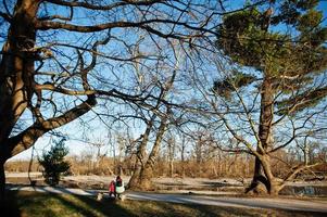 dos de mère avec fille assise sur un banc au parc de lednice, république tchèque. photo