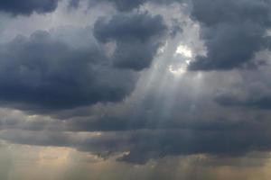 orage de nuage noir dans le vaste ciel photo