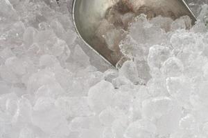 cuillère à glace sur fond de glace. photo