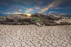 sol sol désert cassé sécheresse pierre, paysage nuage et ciel bleu photo