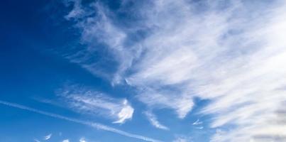 superbe panorama de formation de cirrus dans un ciel bleu profond photo