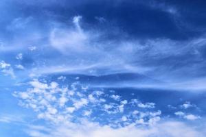 superbe panorama de formation de cirrus dans un ciel bleu profond photo