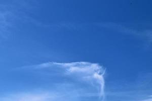 superbe panorama de formation de cirrus dans un ciel bleu profond photo