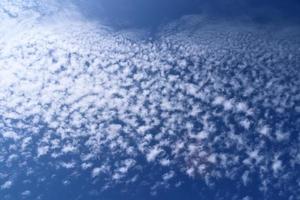 superbe panorama de formation de cirrus dans un ciel bleu profond photo