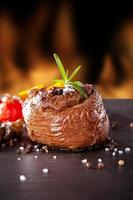 steak de boeuf frais sur pierre noire et feu