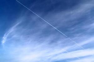 superbe panorama de formation de cirrus dans un ciel bleu profond photo