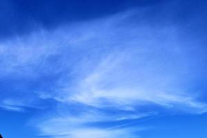 superbe panorama de formation de cirrus dans un ciel bleu profond photo