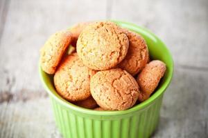 biscuits aux amandes meringuée dans un bol photo