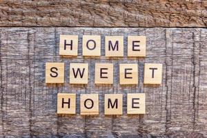 Inscription home sweet home lettres mot sur fond de bois photo