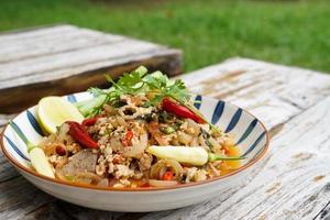 salade de porc hachée épicée servie avec des légumes frais la salade de porc hachée est une cuisine thaïlandaise traditionnelle populaire de thaïlande. la salade de porc hachée épicée est aussi appelée larb moo. photo