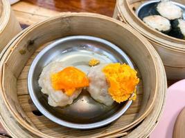 vue de dessus dim sum et zone de saisie de texte, la cuisine chinoise dim sum en bambou cuit à la vapeur est populaire dans le monde entier. photo