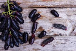 raisins de sorcière, gouttes de lune, raisins ou saphirs doux cueillis dans le jardin frais et neufs. c'est un raisin sans pépins qui est doux et délicieux. photo