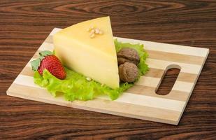 fromage parmesan sur planche de bois et fond en bois photo