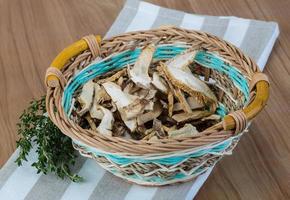 Shiitake dans un panier sur fond de bois photo