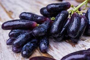 raisins de sorcière, gouttes de lune, raisins ou saphirs doux cueillis dans le jardin frais et neufs. c'est un raisin sans pépins qui est doux et délicieux. photo