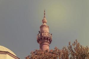 minaret de la mosquée. une mosquée en Turquie photo