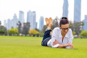 belle jeune femme avec tablette dans le parc photo