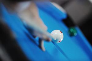 jeune homme joue au jeu de billard pro photo