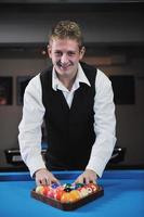 jeune homme joue au jeu de billard pro photo