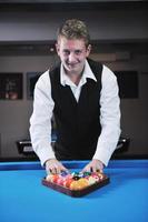 jeune homme joue au jeu de billard pro photo