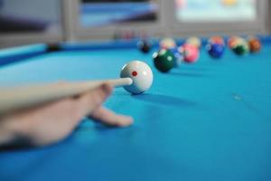 jeune homme joue au jeu de billard pro photo