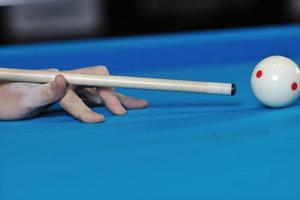 jeune homme joue au jeu de billard pro photo