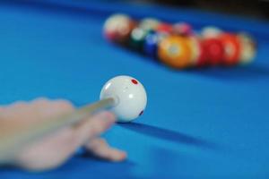 jeune homme joue au jeu de billard pro photo