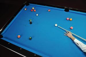 jeune homme joue au jeu de billard pro photo