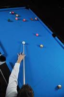 jeune homme joue au jeu de billard pro photo