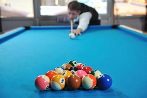 jeune homme joue au jeu de billard pro photo