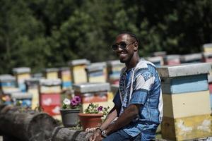 apiculteur africain producteur local de miel noir photo