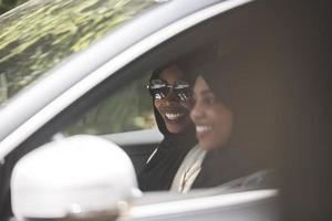 couple de femme arabe voyageant en voiture photo