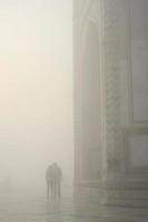 silhouette de couple amoureux dans une brume, près du taj mahal photo