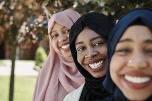 portrait de groupe de femme d'affaires portant des vêtements islamiques traditionnels photo