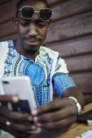 homme noir africain natif à l'aide d'un téléphone intelligent photo