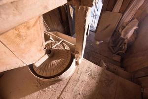 intérieur du moulin à eau en bois rétro photo