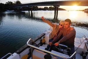 couple amoureux passe un moment romantique sur un bateau photo