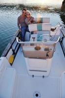 couple amoureux passe un moment romantique sur un bateau photo