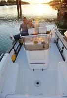 couple amoureux passe un moment romantique sur un bateau photo