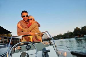 couple amoureux passe un moment romantique sur un bateau photo