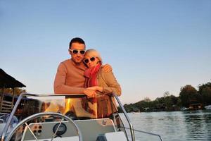 couple amoureux passe un moment romantique sur un bateau photo