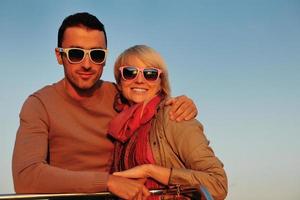 couple amoureux passe un moment romantique sur un bateau photo